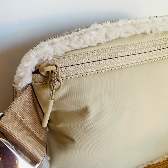 NWT! Lululemon! Everywhere Fleece Belt Bag in Natural Ivory Trench - Picture 10 of 16